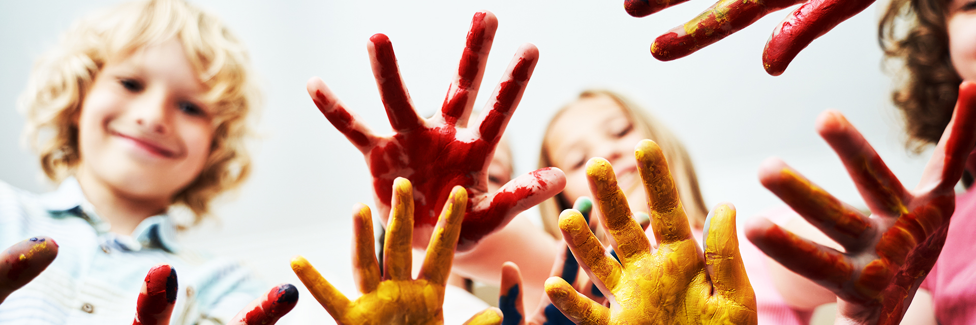 Kinder mit farbigen Händen