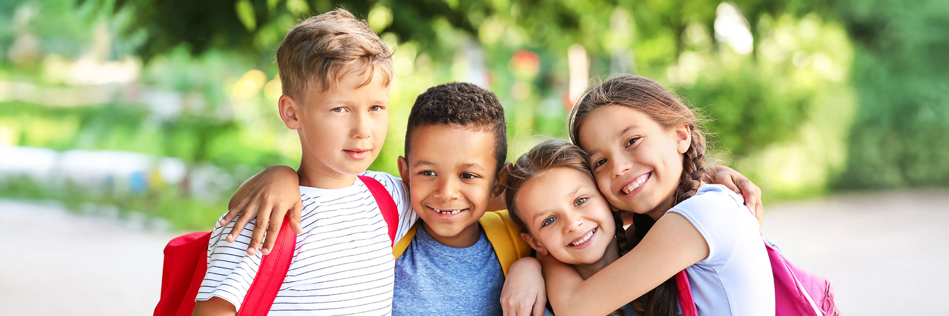 Foto Grundschulkinder umarmen sich 